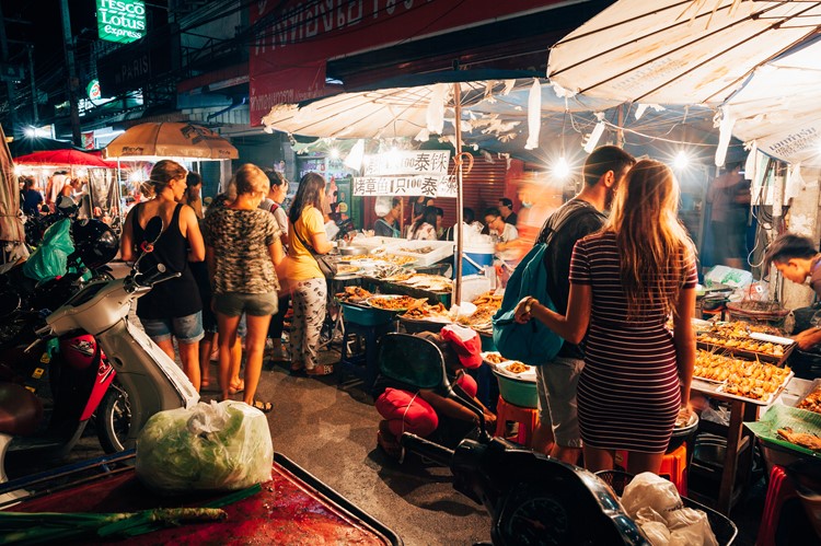 Een typische avondmarkt in Chiang Mai, Thailand